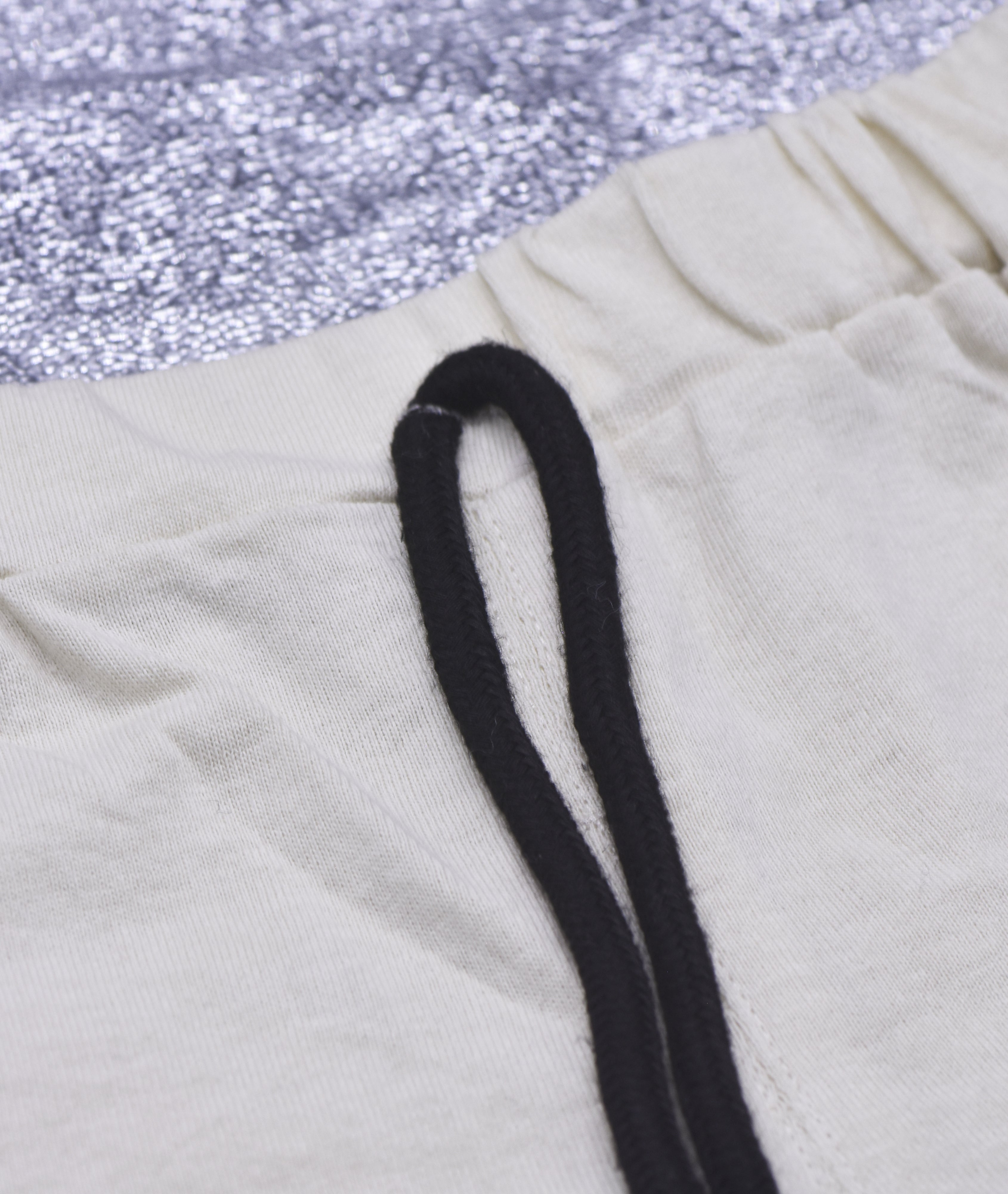 SHORT BEIGE POUR GARCON AVEC 2 BANDES NOIR